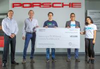 Porsche Guatemala dona a TECHO dinero ganado por piloto local en carrera virtual