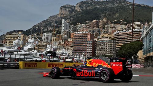 Ricciardo vuela en el circuito de Mónaco
