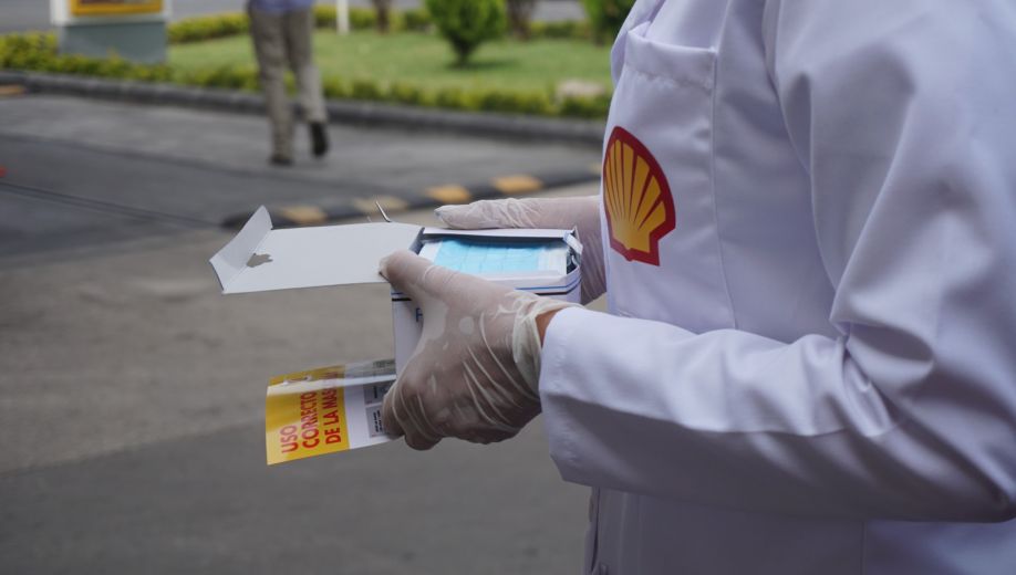 Shell regala mascarillas en estaciones de servicio para contribuir en esta emergencia