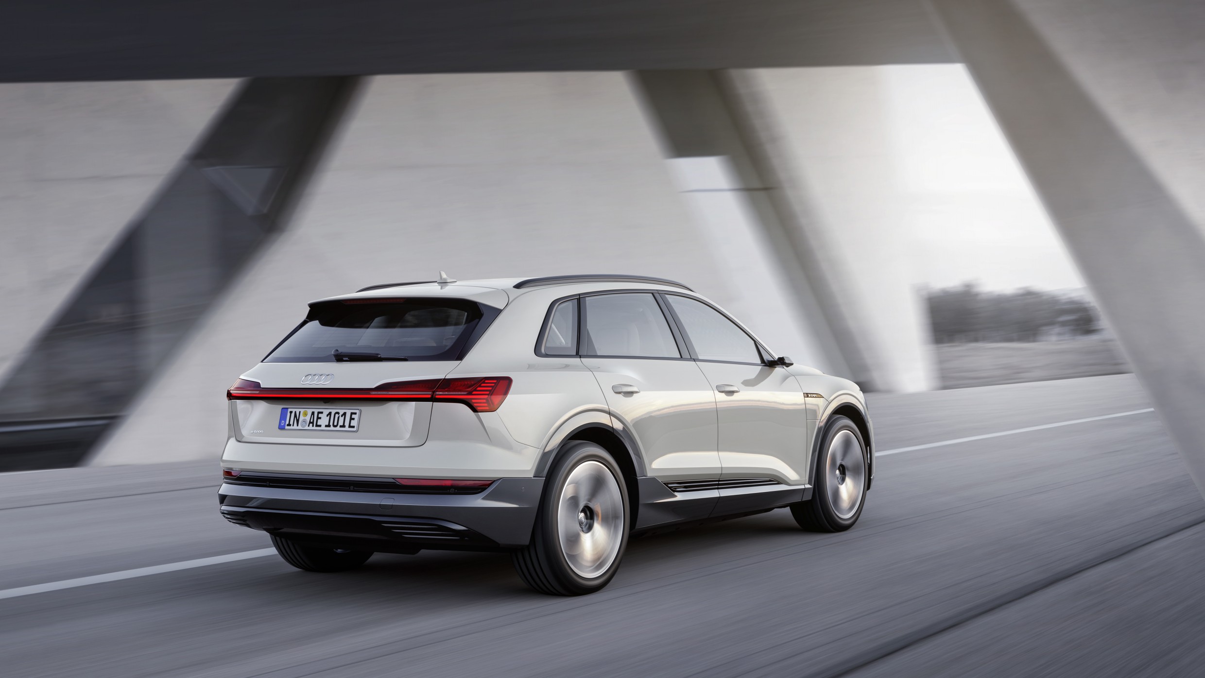 Audi e tron medium 6