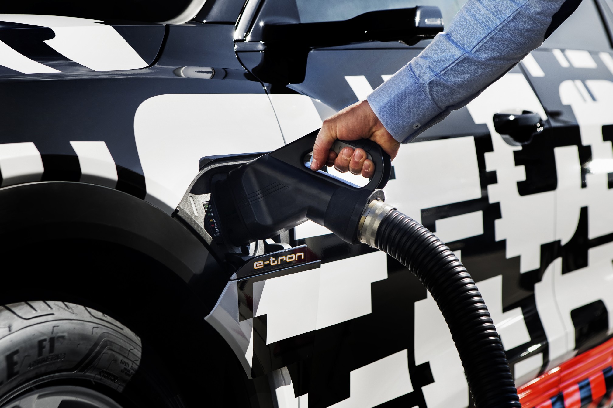 Audi e tron prototype Charging medium 1