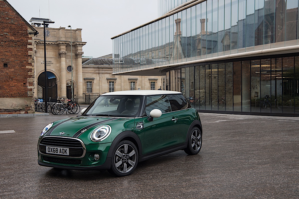 P90331322 highRes mini cooper 60 years