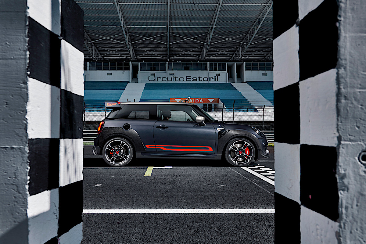 P90376703 highRes mini john cooper wor