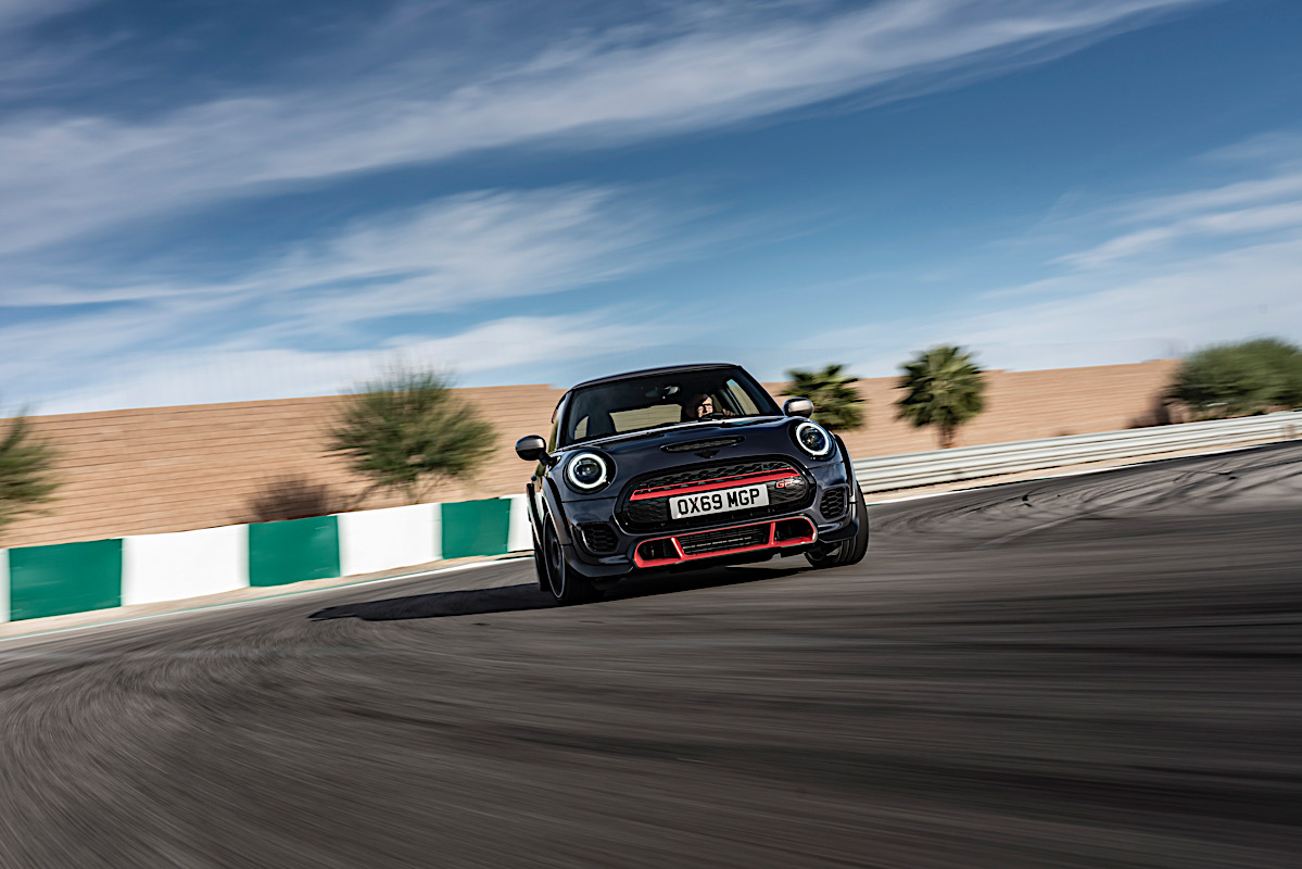 P90377063 highRes mini john cooper wor