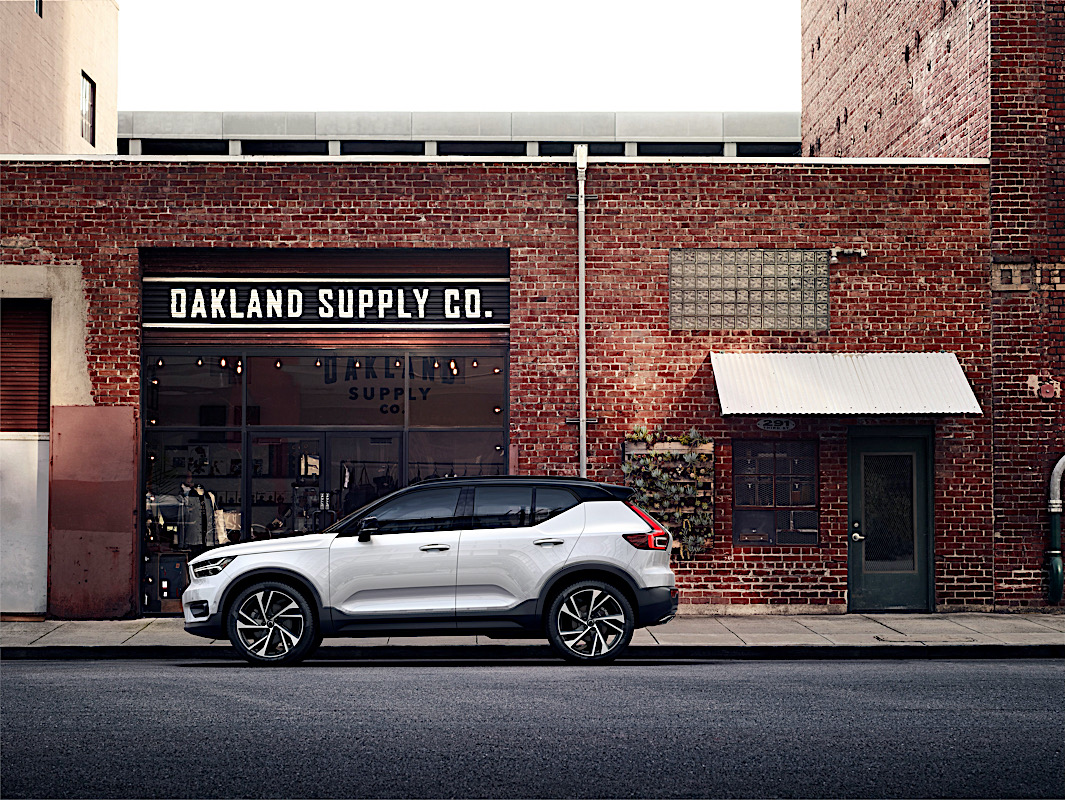 213088 New Volvo XC40 exterior