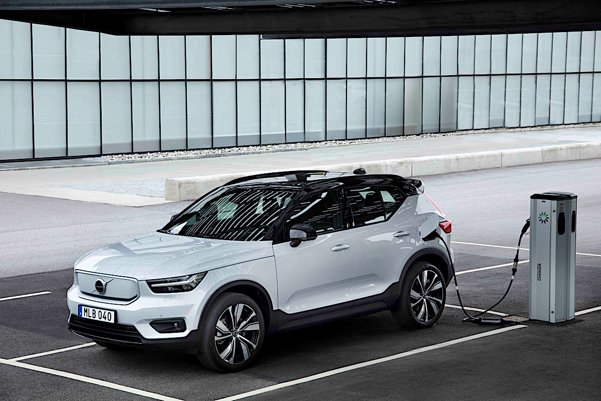 271709 Volvo XC40 Recharge P8 AWD in Glacier Silver 2