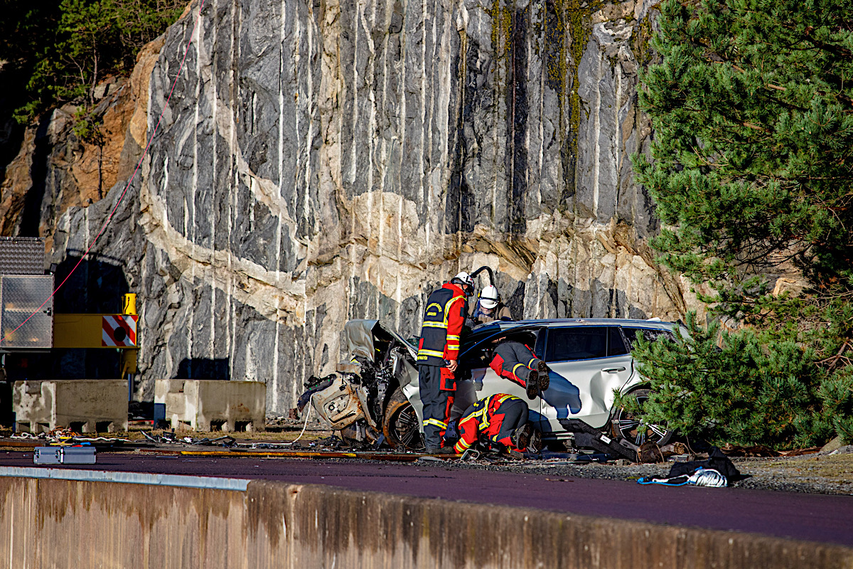 274393 Volvo Cars drops new cars from 30 metres to help rescue services save