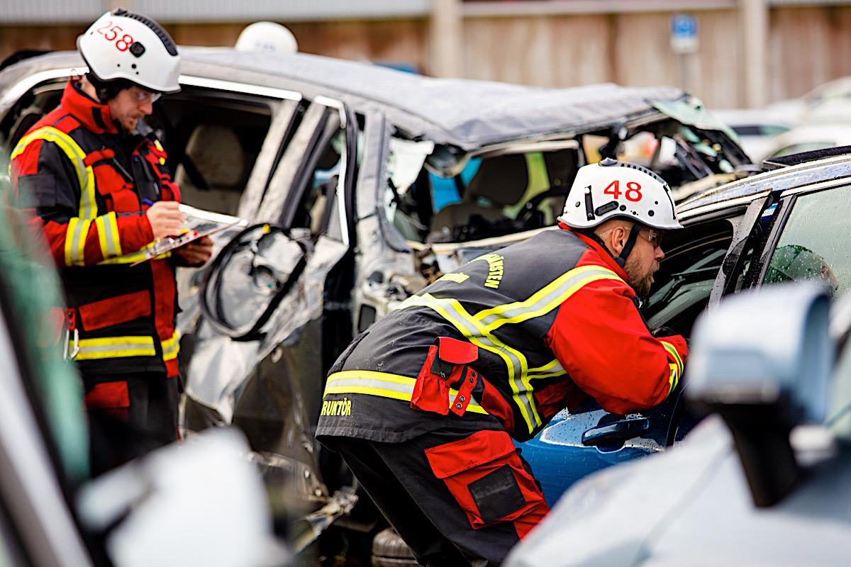 274399 Volvo Cars drops new cars from 30 metres to help rescue services save