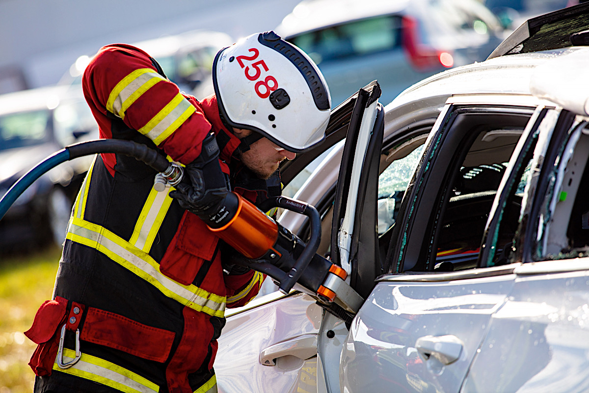 274400 Volvo Cars drops new cars from 30 metres to help rescue services save