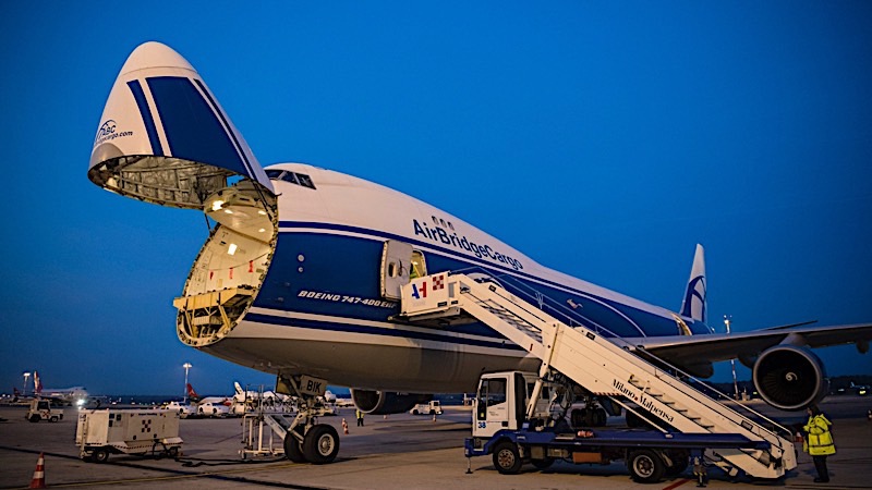 Small 13691 MaseratiGranTurismoandGranCabrioMY18loadingatMilanMalpensaairportforpremiereinJapan 2