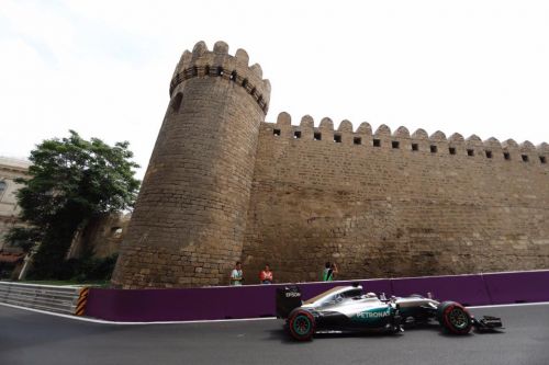 Hamilton se luce en el nuevo circuito de Bakú