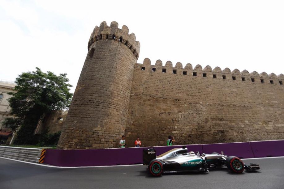 Hamilton se luce en el nuevo circuito de Bakú
