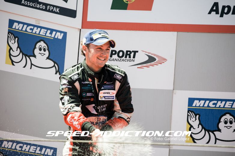 Saravia subió al podio y celebró el segundo lugar en el International GT Open