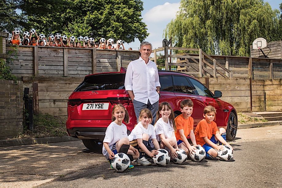 Jaguar lleva a Jose Mourinho de regreso a la escuela