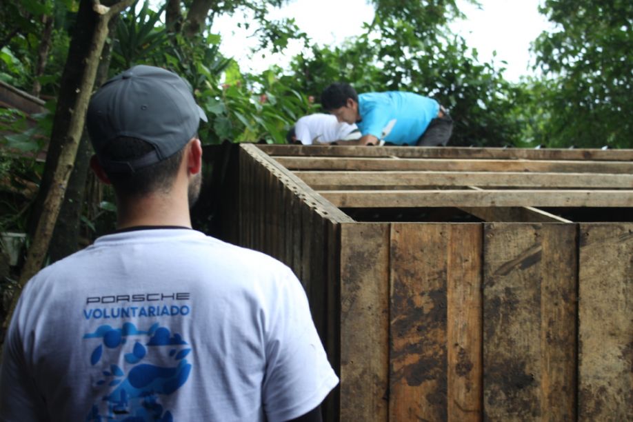 Porsche, Grupo Los Tres y TECHO donan casas a familias en Guatemala