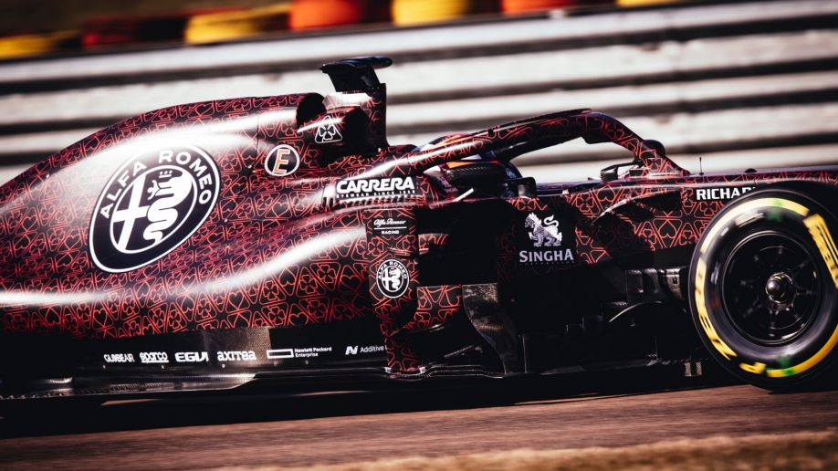 Alfa Romeo a la pista con el auto pintado para celebrar San Valentín