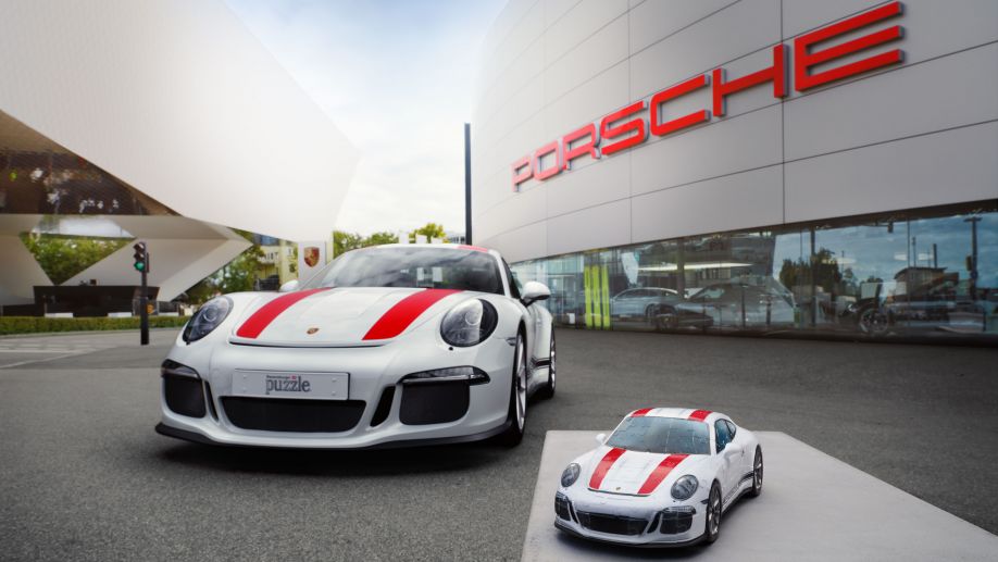 Un Porsche armado con piezas de un rompecabezas 3D