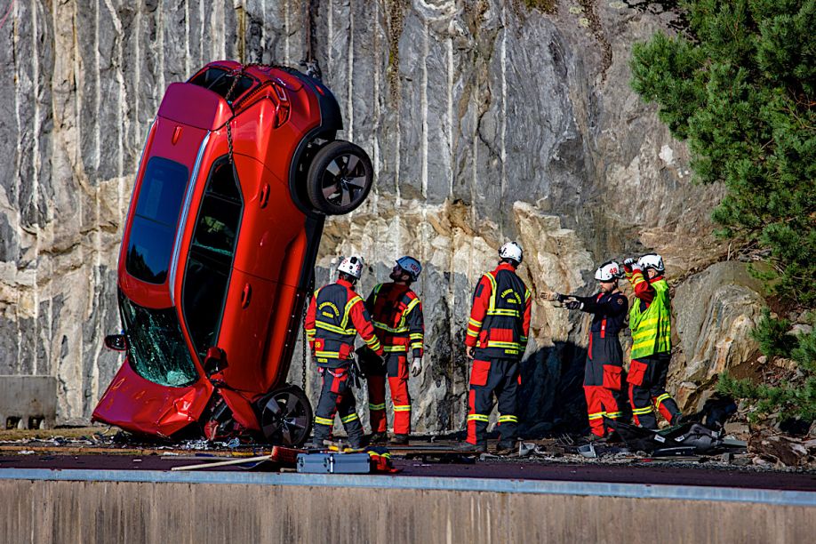 Volvo Cars lanza autos nuevos desde 30 metros para ayudar a los servicios de rescate a salvar vidas