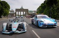 Porsche Taycan, auto de seguridad de la Fórmula E, por las calles de Berlín