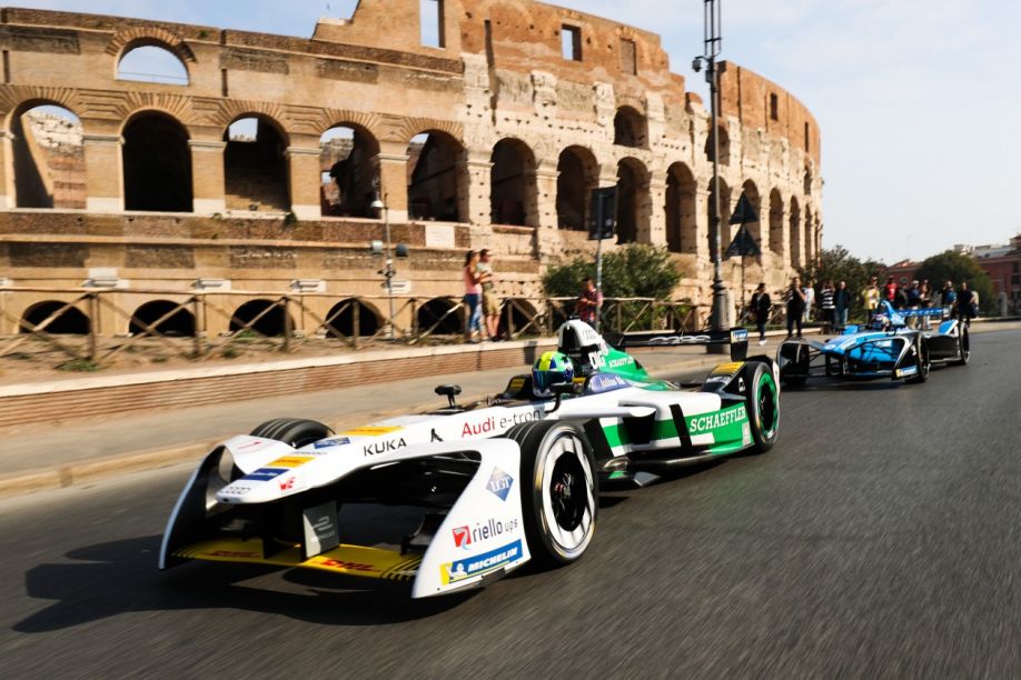 Lucas di Grassi electrifica Roma a bordo de su Audi e-tron FE04
