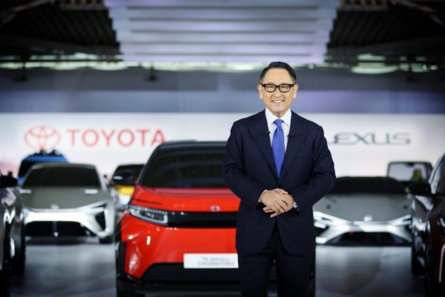 Akio Toyoda comparte la estrategia de Toyota para lograr la neutralidad de carbono a través de vehículos eléctricos