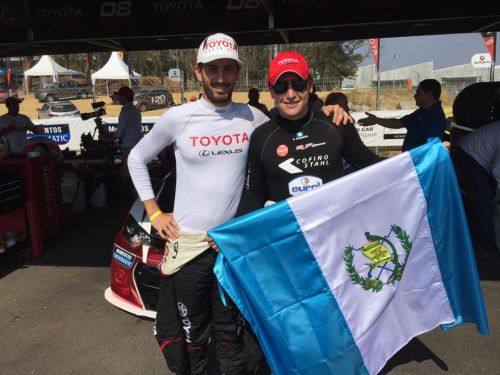 Lush Saravia sostiene orgulloso la bandera de Guatemala.