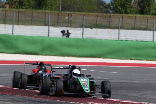 Ian Rodríguez con el número 45 en la pista de Misano.