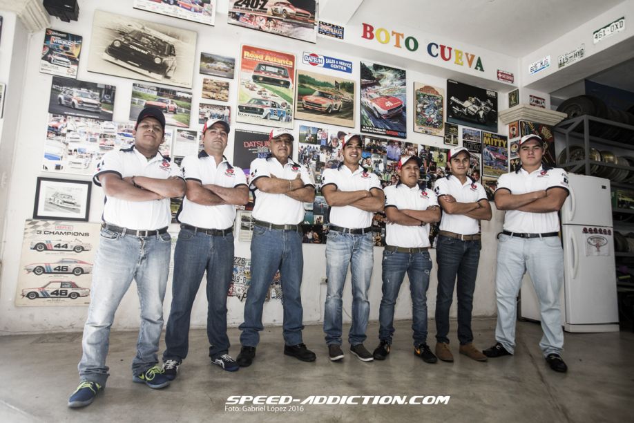 Las manos que construyen el Botoneta Racing Team