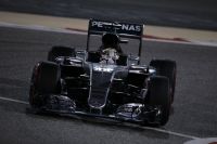 Lewis Hamilton vuela en el desierto de Bahrein
