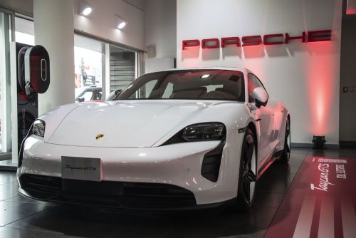 Porsche presenta los nuevos 911 GT3 y Taycan GTS en Guatemala