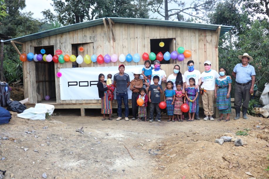 Porsche y Grupo Los Tres lanzan campaña de donación para apoyar a TECHO