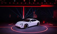 Estreno mundial del Porsche Taycan: Auto deportivo, totalmente eléctrico, rediseñado de forma sostenible