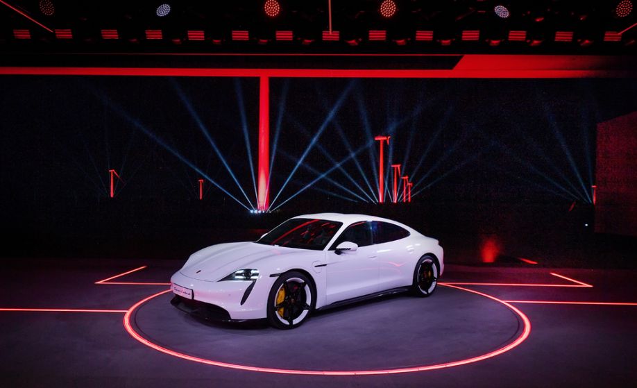 Estreno mundial del Porsche Taycan: Auto deportivo, totalmente eléctrico, rediseñado de forma sostenible