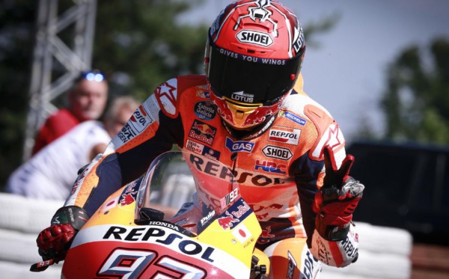 Márquez se adjudica la pole y es favorito para ganar mañana en Brno