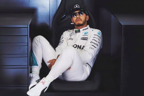 Hamilton hace bien las tareas en Rusia