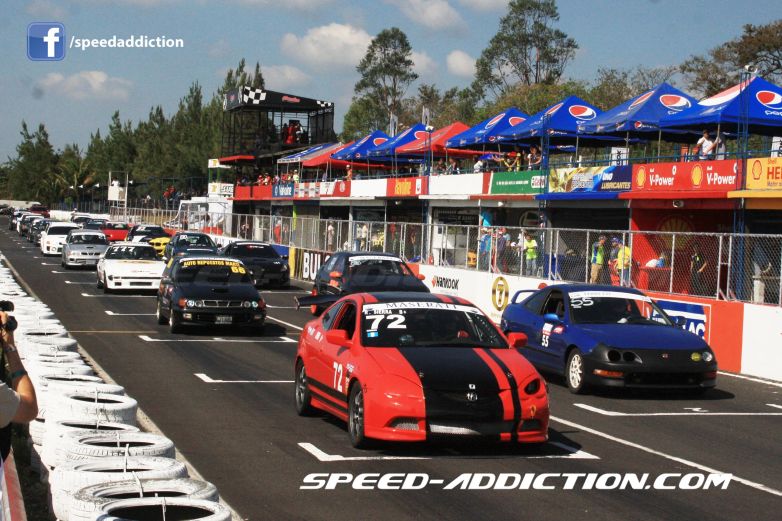 Extensa parilla de más de 20 autos en Iniciación