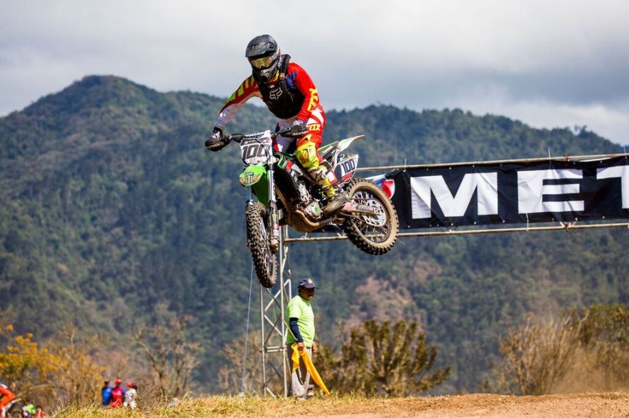 Rafael Guillén impone su ley en la pista Motopark