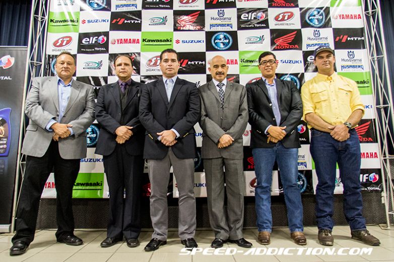 Gerardo Gándara, al centro de saco negro,  es el nuevo presidente de la Federación de Motociclismo.