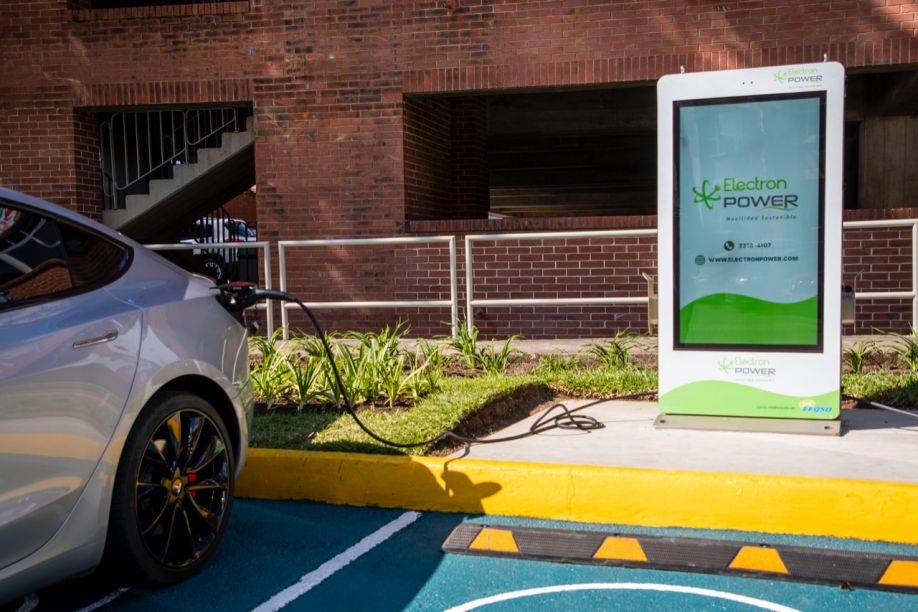 Inauguran estación de carga de vehículos eléctricos en parqueo de UVG