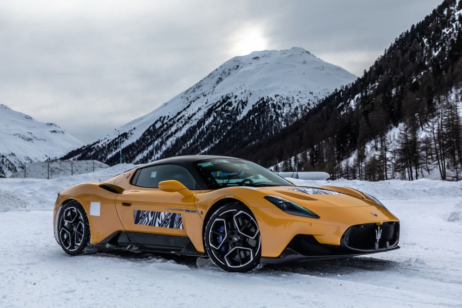 Potente Maserati MC20, impresionante sobre la nieve