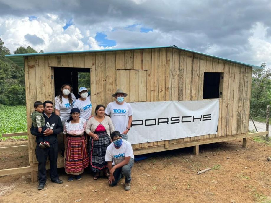 Porsche, TECHO y Grupo Los Tres se unen para donar casas transicionales