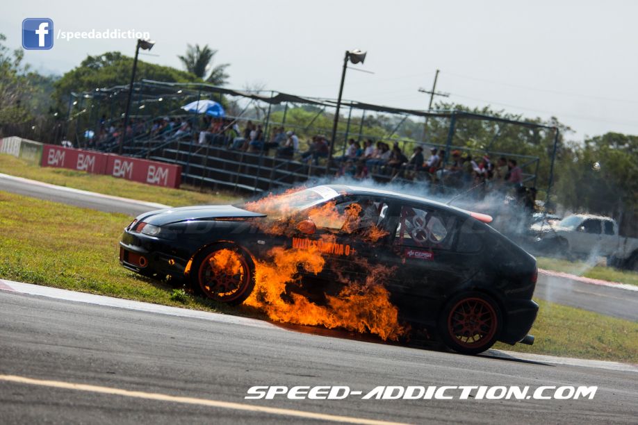 Auto se incendia, piloto sale ileso