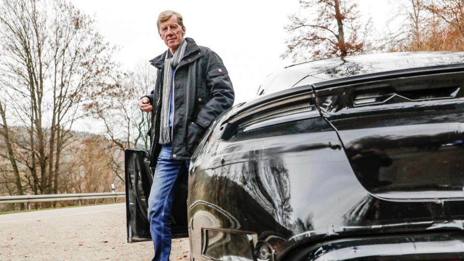 El legendario campeón mundial de rally Walter Röhrl habla sobre el Porsche Taycan